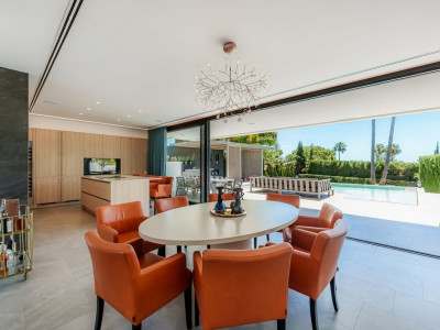 Villa for sale in Nueva Andalucia