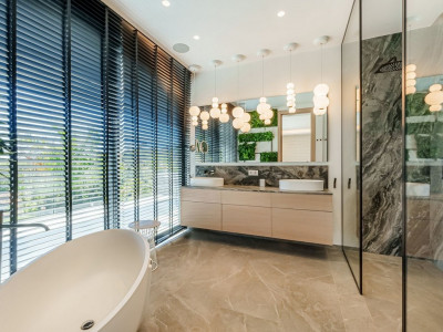 Villa for sale in Nueva Andalucia