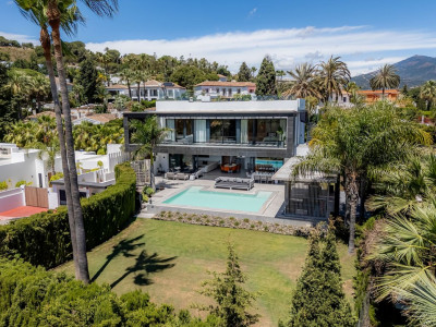 Villa for sale in Nueva Andalucia