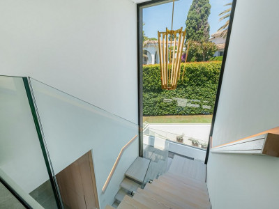 Villa for sale in Nueva Andalucia