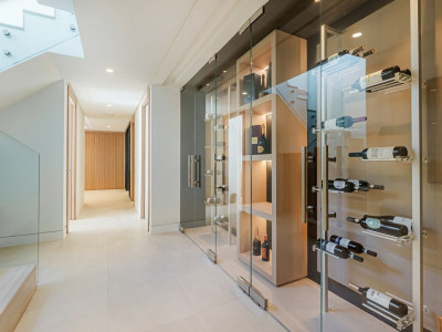 Villa for sale in Nueva Andalucia