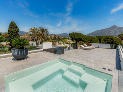 Villa for sale in Nueva Andalucia