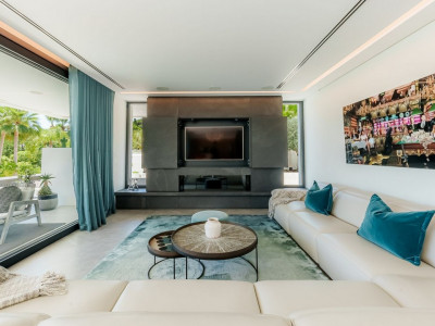 Villa for sale in Nueva Andalucia