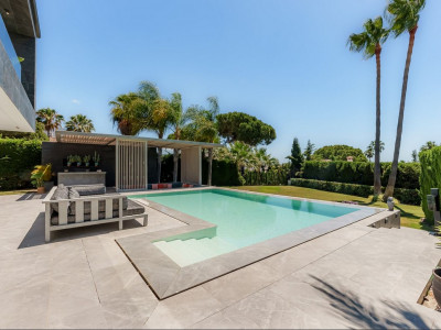 Villa for sale in Nueva Andalucia