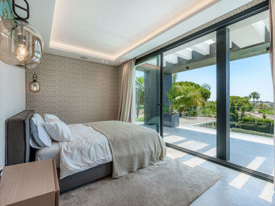 Villa for sale in Nueva Andalucia