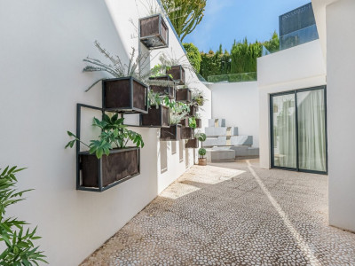 Villa for sale in Nueva Andalucia