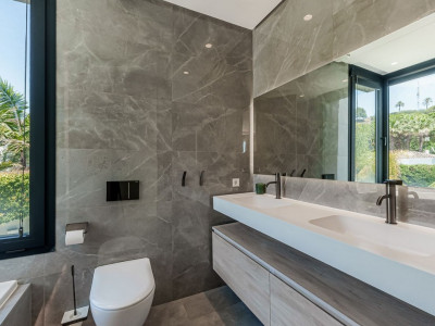 Villa for sale in Nueva Andalucia