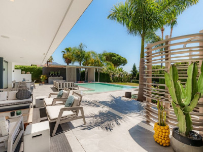 Villa for sale in Nueva Andalucia