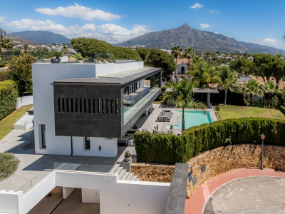 Villa for sale in Nueva Andalucia