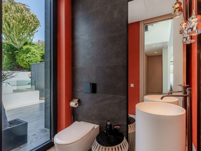 Villa for sale in Nueva Andalucia