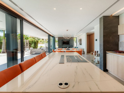 Villa for sale in Nueva Andalucia