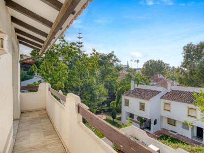 Adosado en venta en El Capricho, Marbella Golden Mile