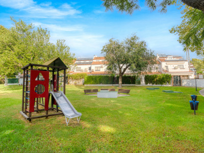 Adosado en venta en El Capricho, Marbella Golden Mile