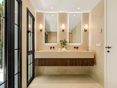 Villa for sale in Las Brisas del Golf, Nueva Andalucia