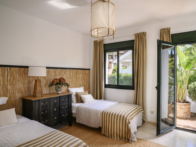 Villa for sale in El Paraiso, Estepona