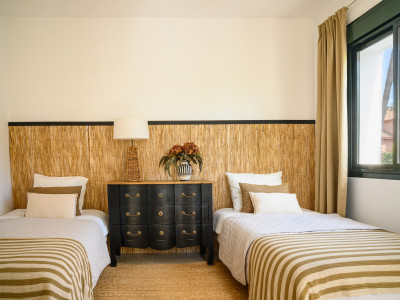 Villa for sale in El Paraiso, Estepona