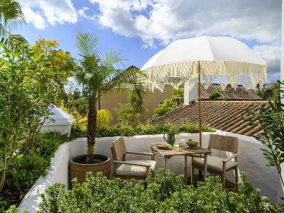 Villa for sale in El Paraiso, Estepona