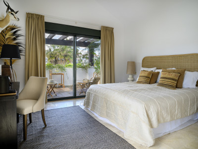 Villa for sale in El Paraiso, Estepona