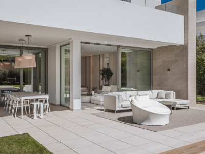 Villa for sale in El Paraiso, Estepona