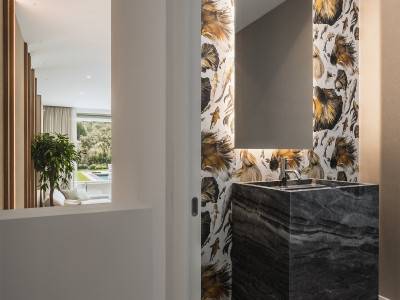 Villa for sale in El Paraiso, Estepona