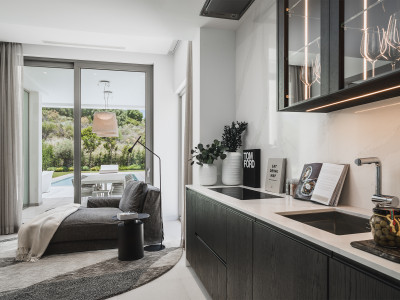 Villa for sale in El Paraiso, Estepona