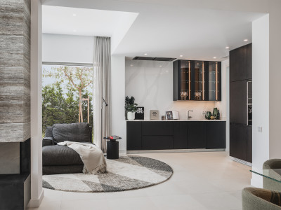 Villa for sale in El Paraiso, Estepona