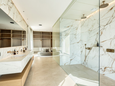 Villa for sale in El Madroñal, Benahavis