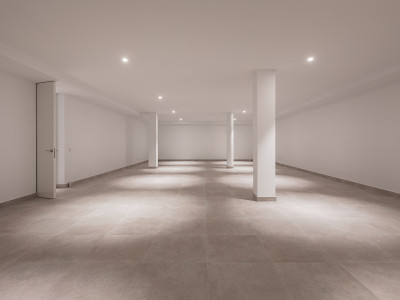 Villa en venta en El Paraiso, Estepona