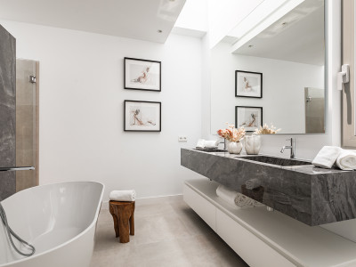 Villa en venta en El Paraiso, Estepona