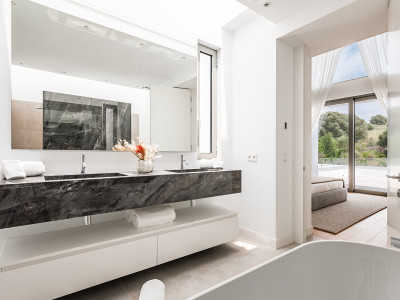 Villa en venta en El Paraiso, Estepona