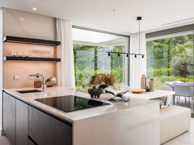 Villa en venta en El Paraiso, Estepona