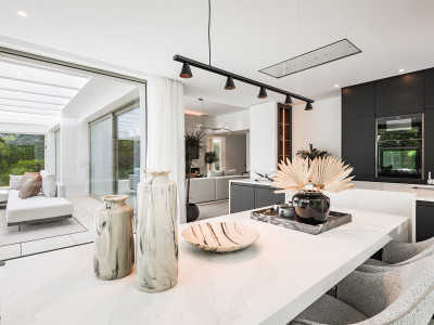 Villa en venta en El Paraiso, Estepona