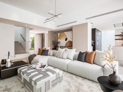 Villa en venta en El Paraiso, Estepona