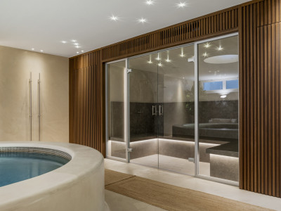 Villa for sale in Nueva Andalucia