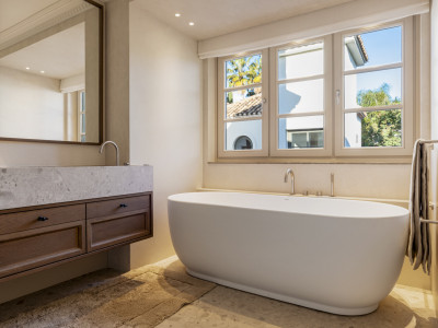 Villa for sale in Nueva Andalucia