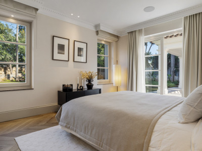 Villa for sale in Nueva Andalucia