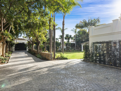 Villa for sale in Nueva Andalucia