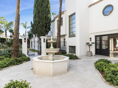 Villa for sale in Nueva Andalucia