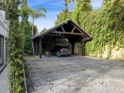 Villa for sale in Nueva Andalucia