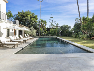 Villa for sale in Nueva Andalucia