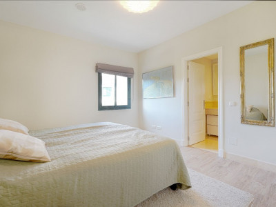 Апартамент в продаже в Los Capanes del Golf, Бенахавис