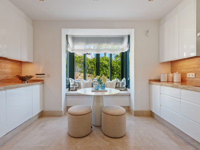 Villa for sale in Haza del Conde, Nueva Andalucia