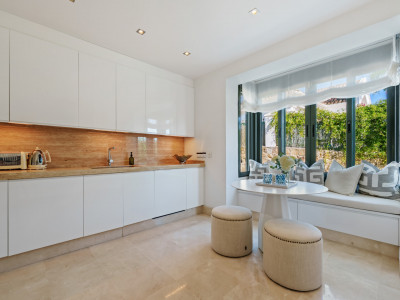 Villa for sale in Haza del Conde, Nueva Andalucia