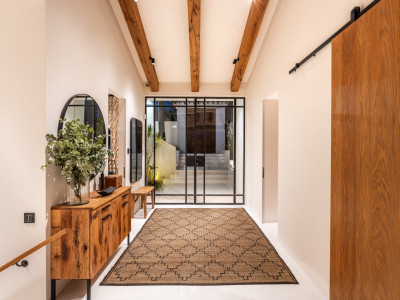 Villa for sale in Nueva Andalucia