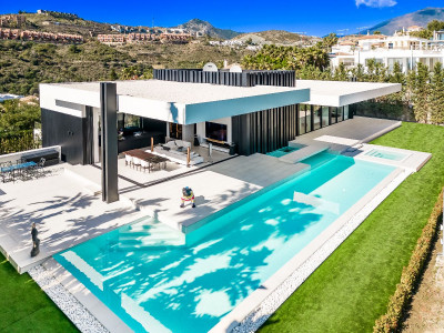 Villa for sale in Atalaya Golf, Estepona