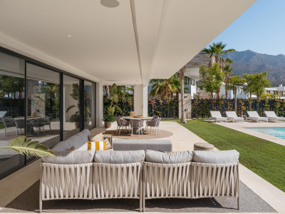 Villa en venta en Lomas del Virrey, Marbella Golden Mile