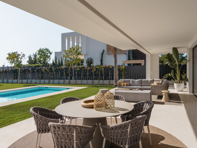 Villa en venta en Lomas del Virrey, Marbella Golden Mile