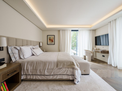 Villa for sale in Las Brisas, Nueva Andalucia