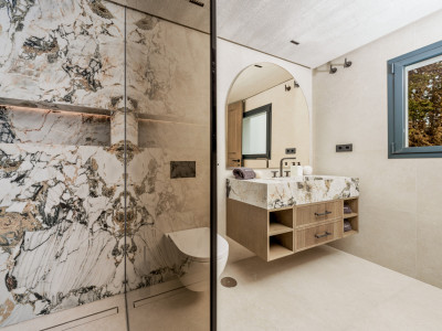 Villa for sale in Las Brisas, Nueva Andalucia