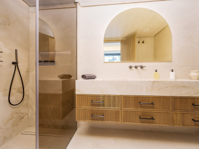 Villa for sale in Las Brisas, Nueva Andalucia